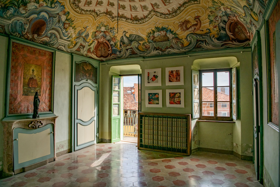 Interno di una camera di Villa Regis