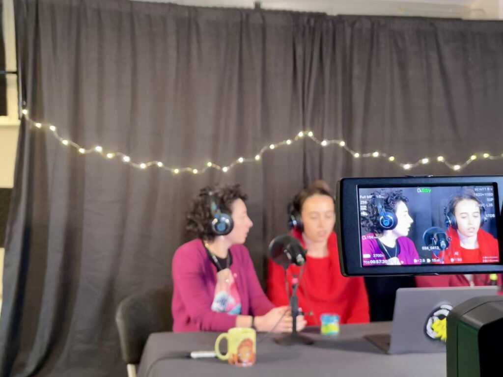 Elisabetta ed Eleonora durante il podcast registrato dagli studenti