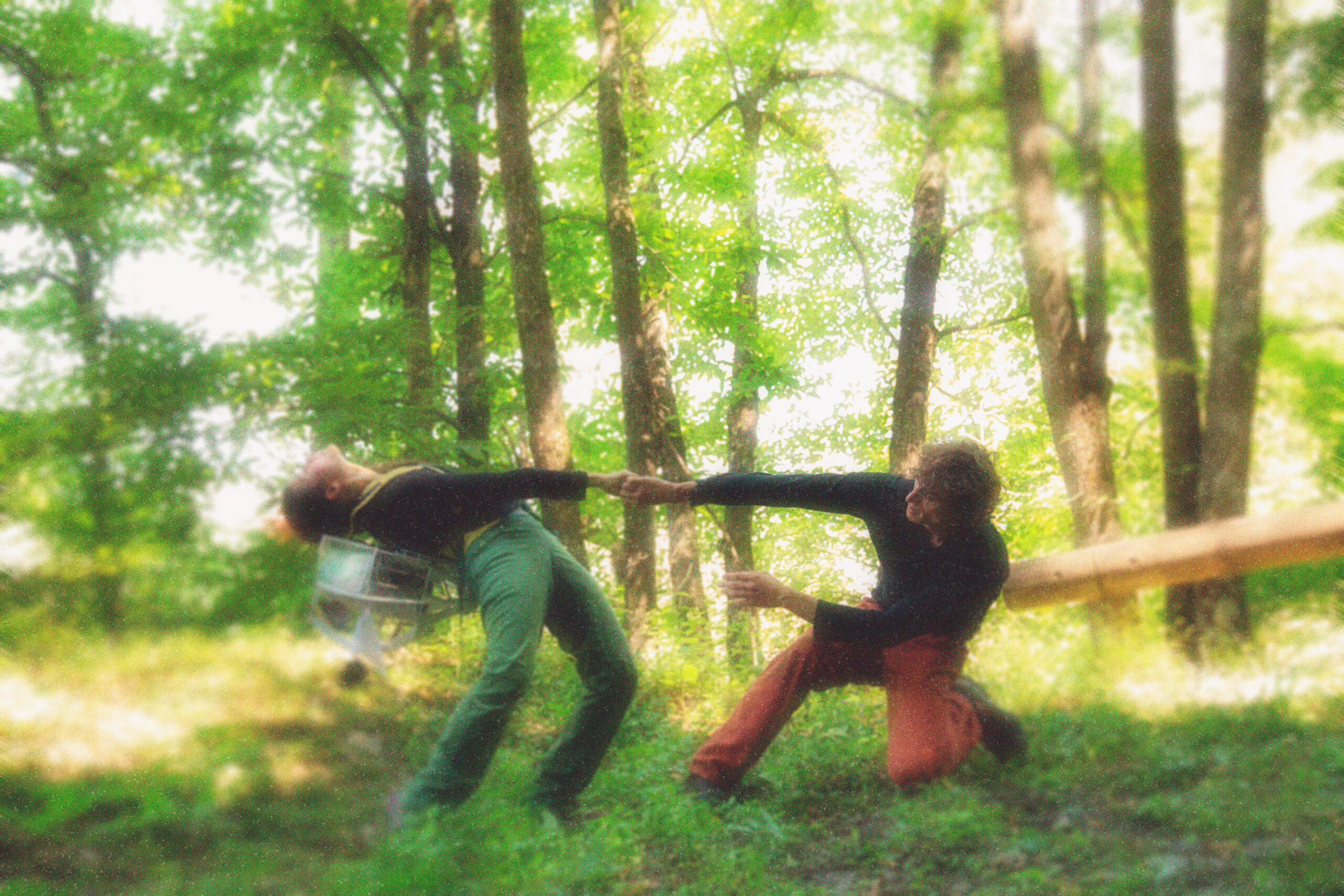 Foto in scena del duo Azioni fuori posto che performa Oltrepassare - Cover della homepage